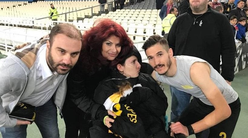 Συγκίνηση προκάλεσε η Μυρτώ που πανηγύρισε με την αγαπημένη της ΑΕΚ (εικόνες)